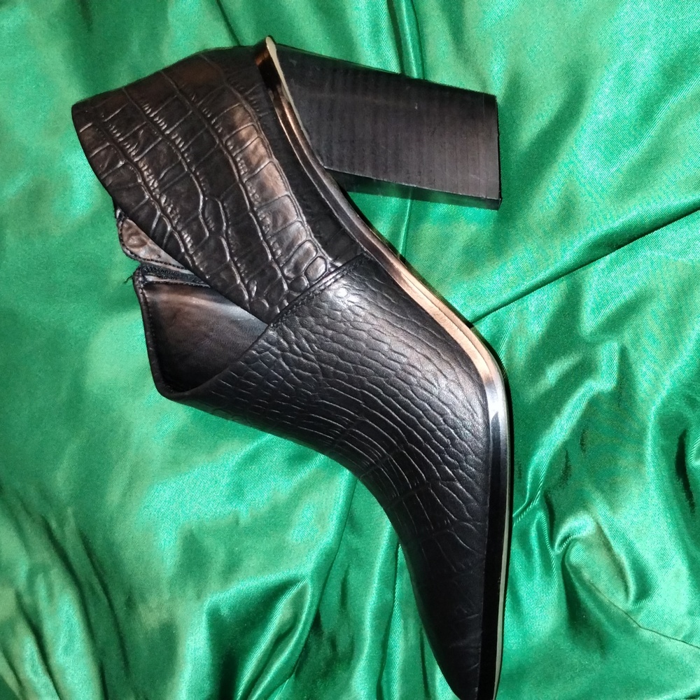 Vince Camuto Black Croco Leather Ankle Booties, Zipper inside